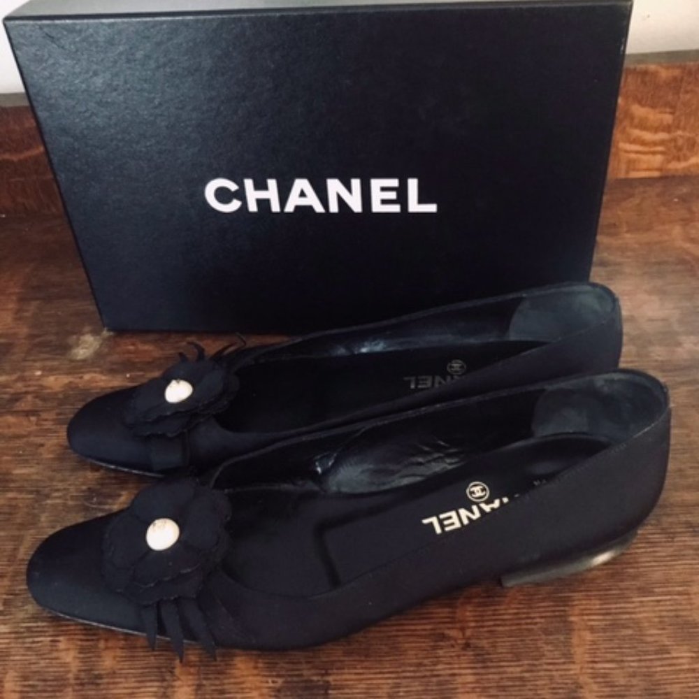 CHANEL SILK CAMELLIA PEARL CC FLATS sz 39 US 8